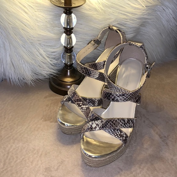 “Banana Republic” - Picture 3 of 8